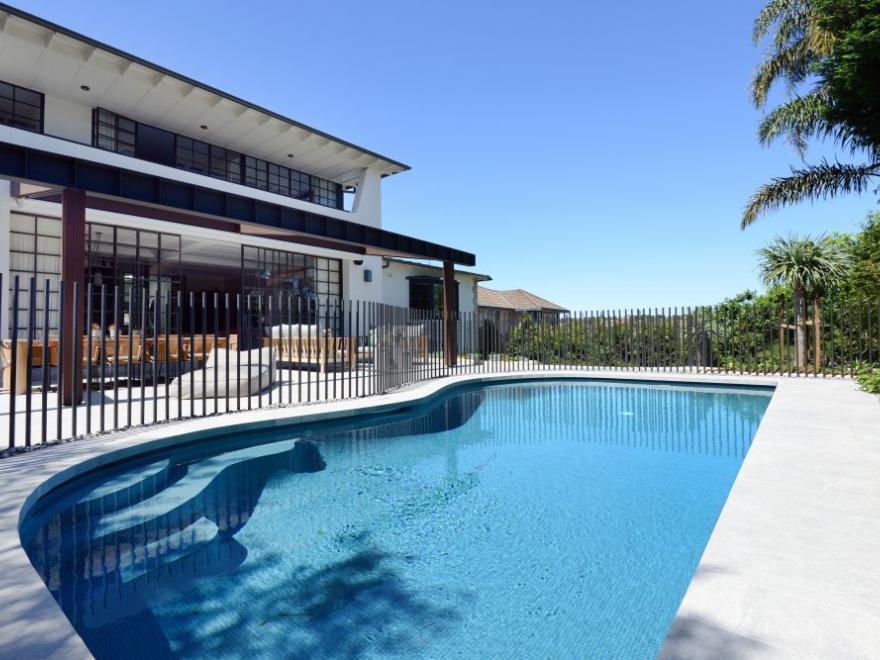 LIVING CONSTRUCTIONS BELLEVUE HILL